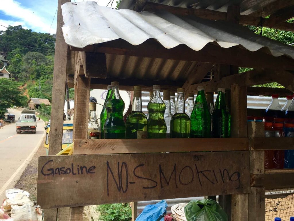 Bottiglie di benzina, si trovano un po’ ovunque nei villaggi filippini. Possono costare anche oltre i 60 PHP al litro. Bottiglie di benzina, si trovano un po’ ovunque nei villaggi filippini. Possono costare anche oltre i 60 PHP al litro.