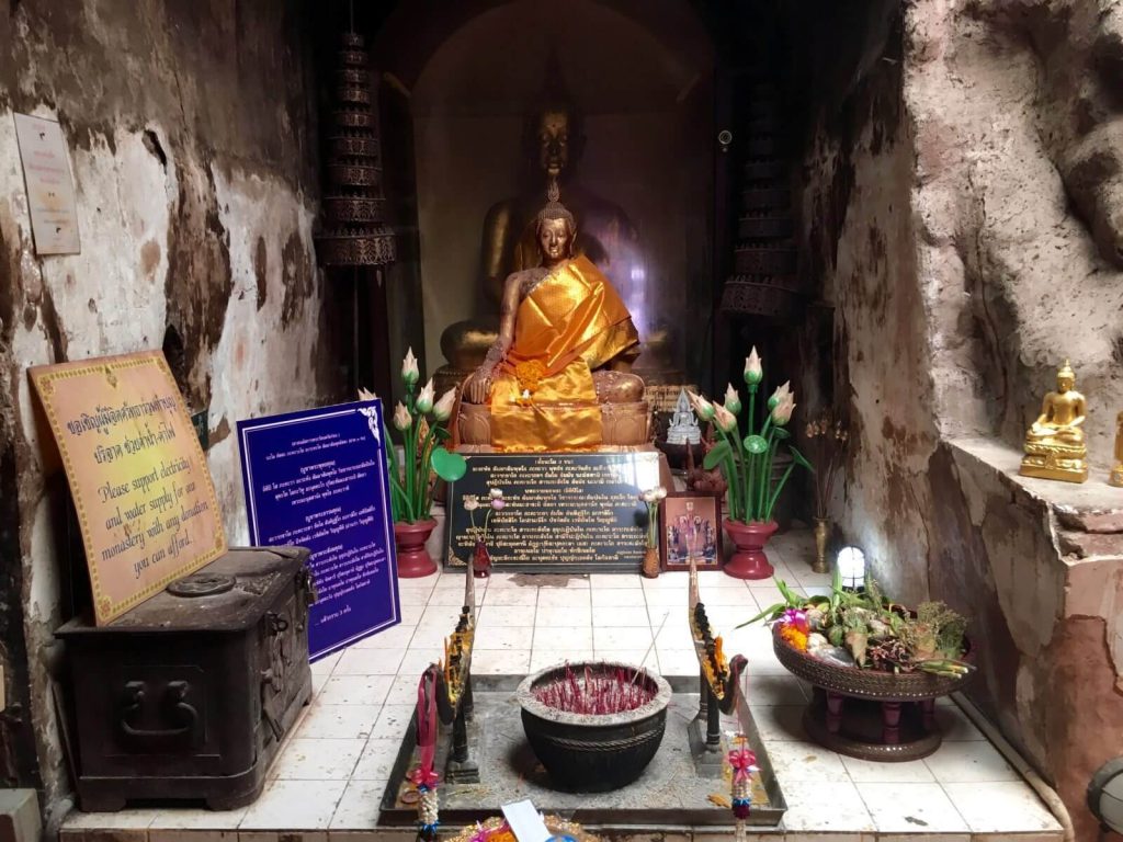 Buddha dentro la galleria