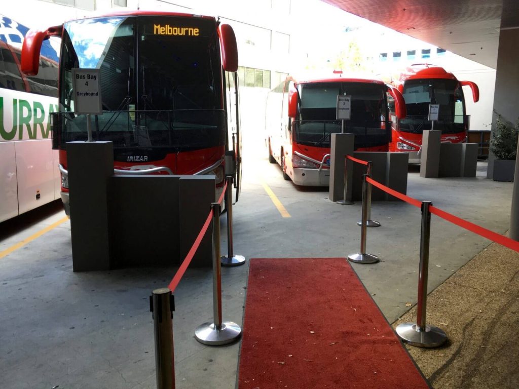Per la grande occasione, la compagnia Greyhound ha deciso di stendere un tappeto rosso