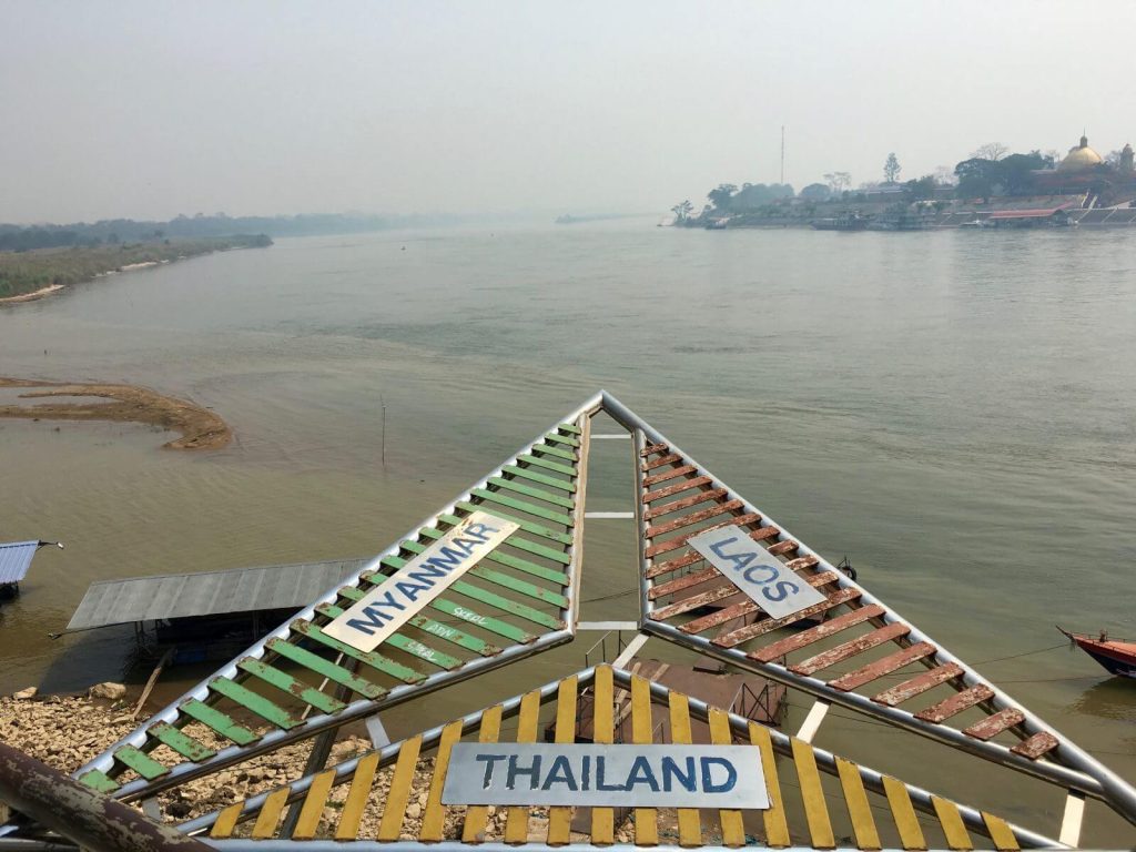 Il Mekong, divide il Myanmar (sinistra), il Laos (destra) e la Thailandia