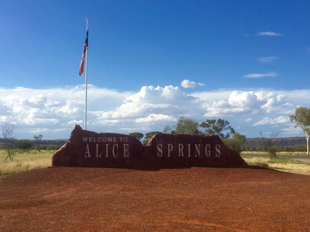 Prima di ritornare in ostello, l'ultima fermata è davanti al cartello di Alice Springs