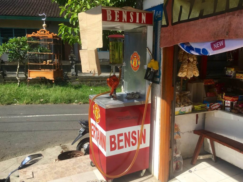 Colonnine di bensin, cioè benzina