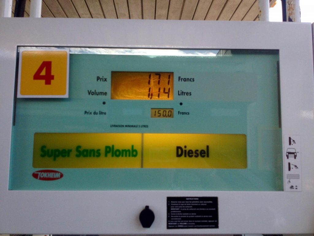 Pompa di benzina di Tahiti. 1 litro di diesel = 150 XPF = 1,25€