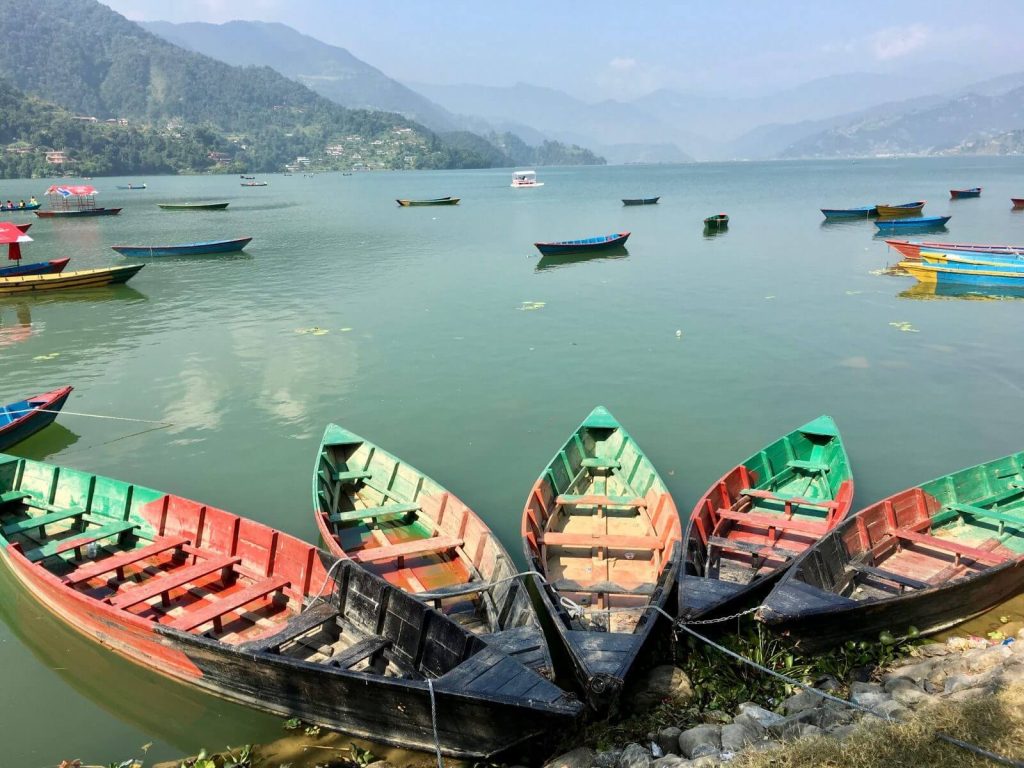 Doonga nepalese, lago Phewa