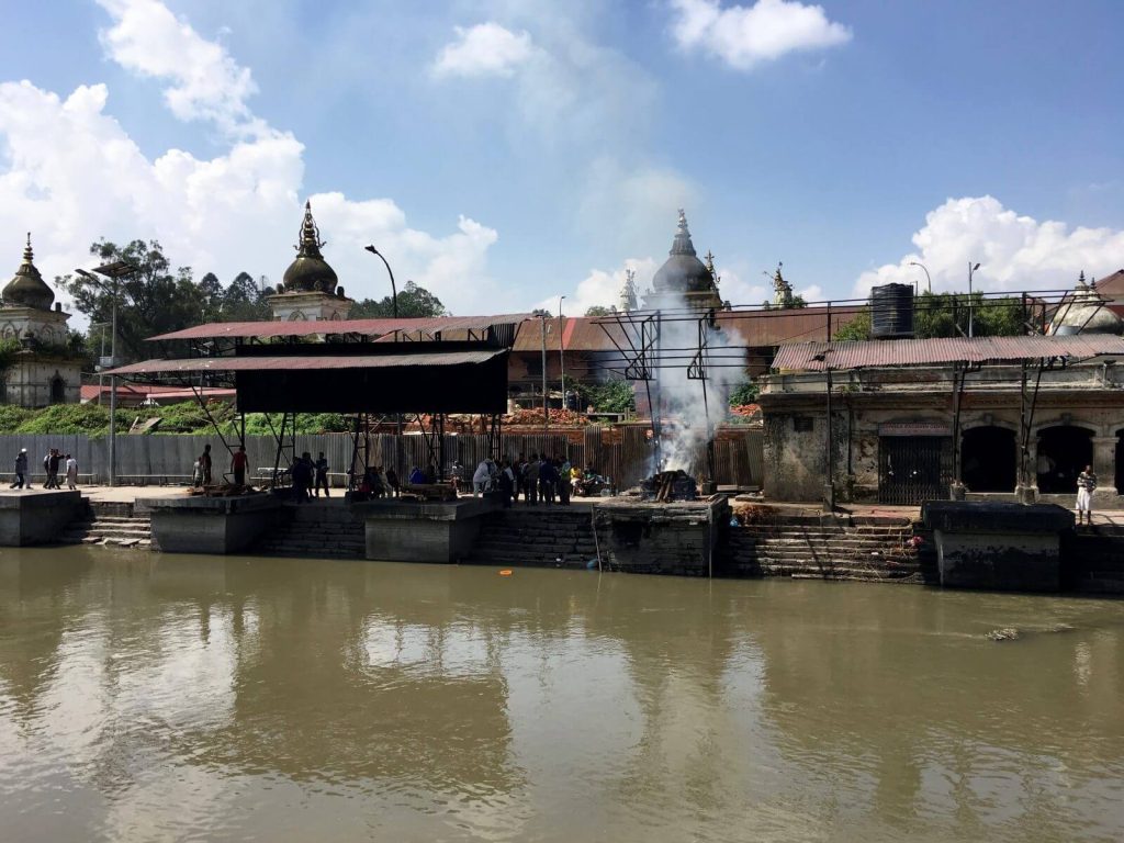 Fiume Bagmati e ghat (altari crematori)