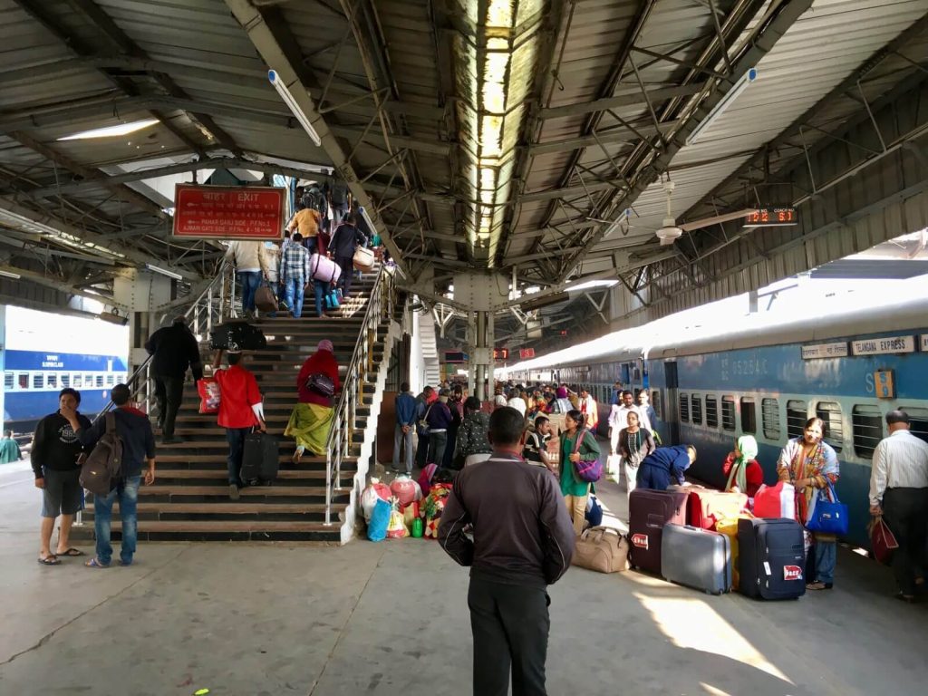Karma indiano alla stazione di Delhi
