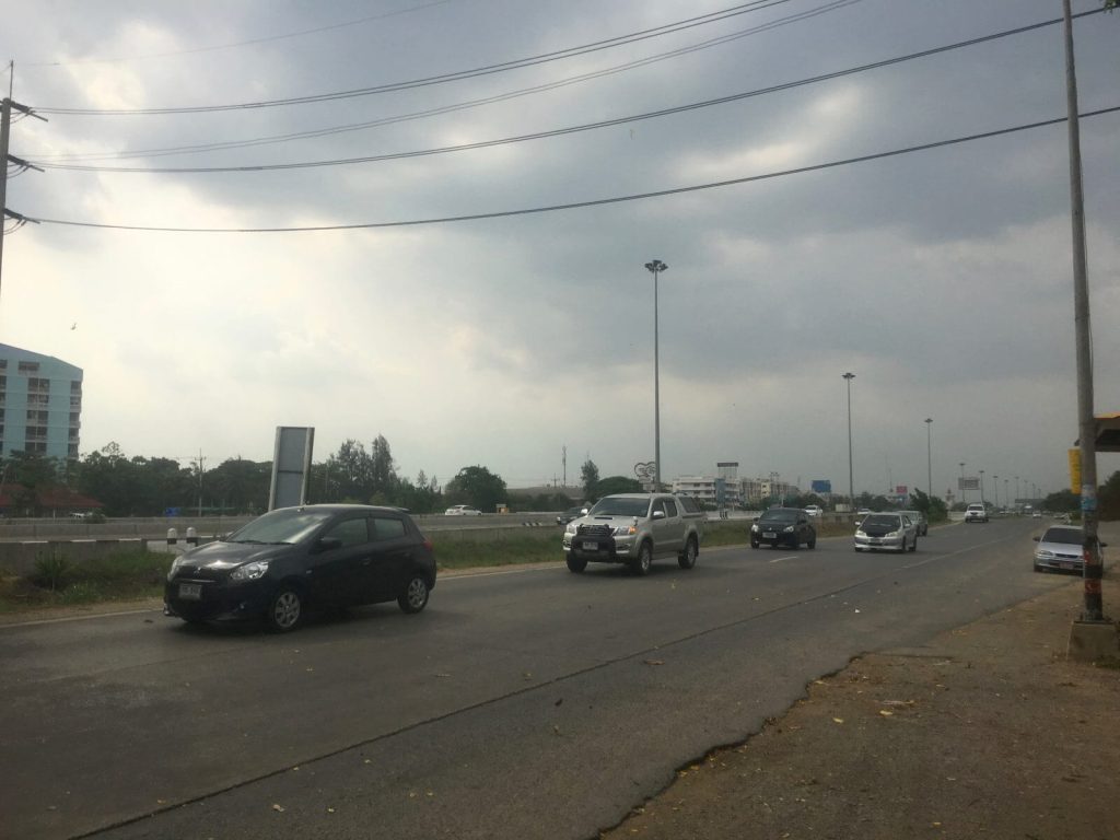 La fermata del bus in mezzo all'autostrada
