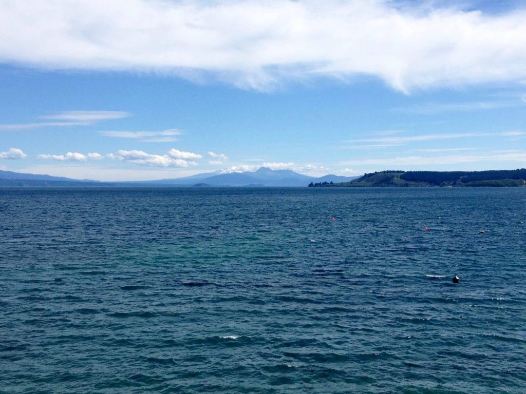 Lago Taupo, sullo sfondo il Tongariro