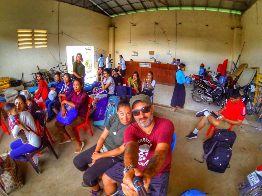 Le #2caprenelmondo all'autostazione di Battambang