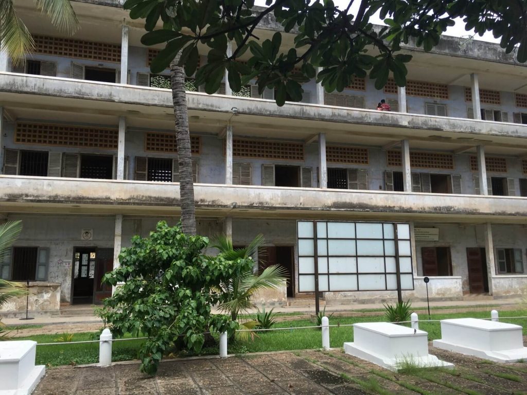 Liceo Tuol Svay Prey, trasformato successivamente nella tomba di molti cambogiani