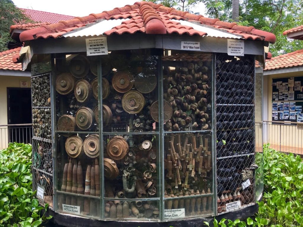 Posto al centro del museo ci sono varie mine utilizzate in tutto il mondo dagli anni 60 agli anni 90 Posto al centro del museo ci sono varie mine utilizzate in tutto il mondo dagli anni 60 agli anni 90