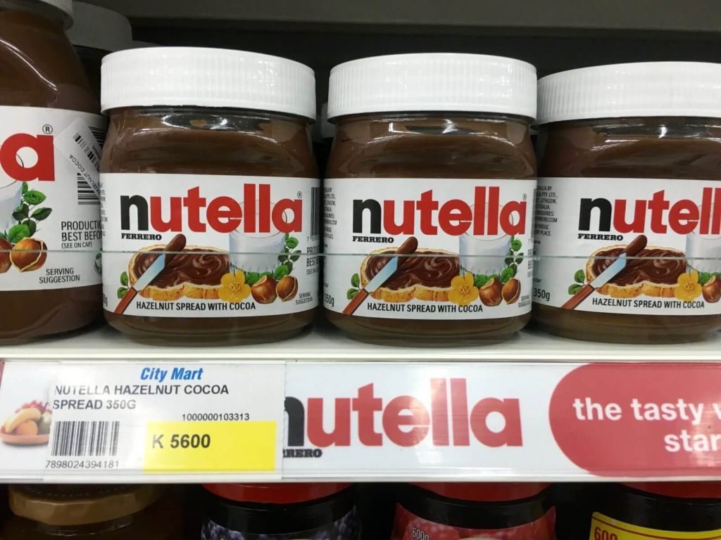 Il vasetto da 350gr di Nutella costa 5600 Kyats = 4,314 €