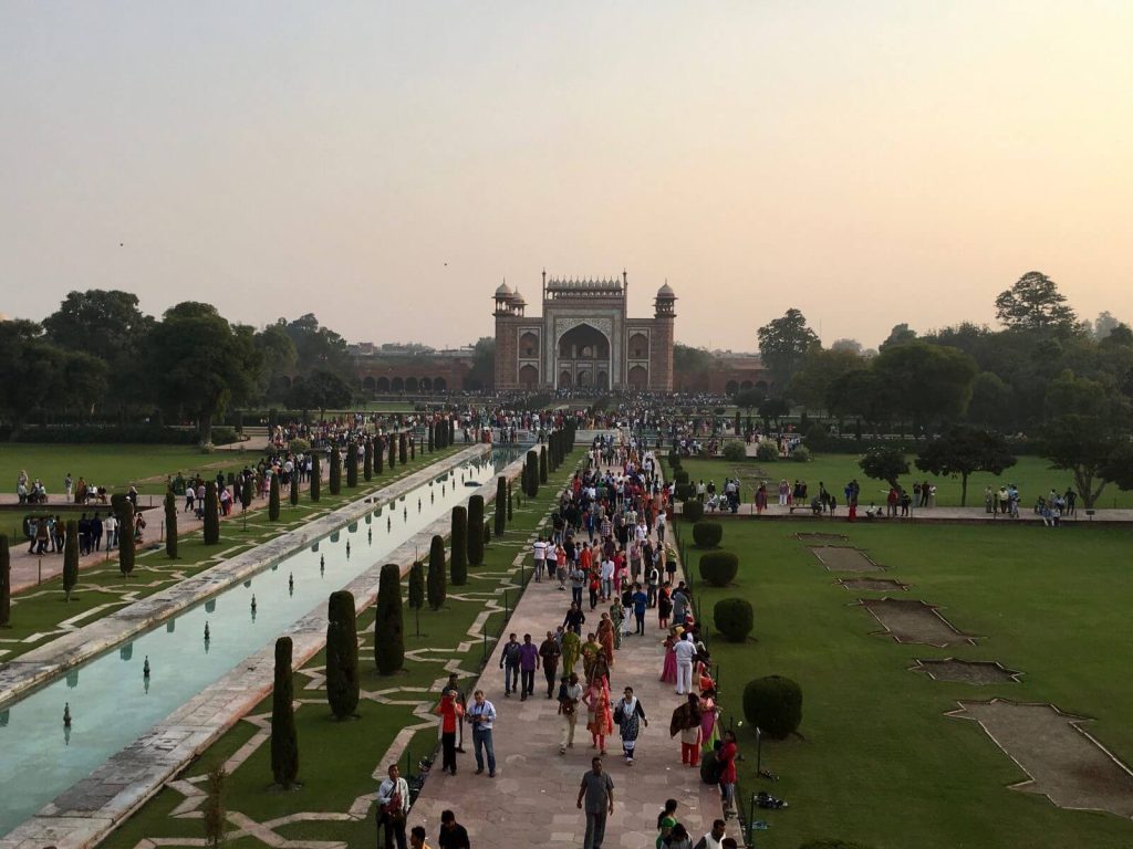 Ondata di turisti al Taj Mahal