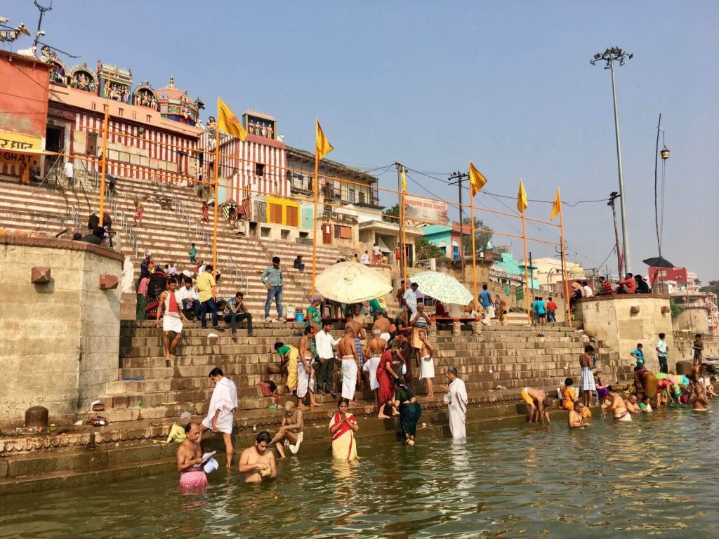 Pellegrini hindu che si lavano nel fiume Gange
