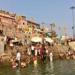 Pellegrini hindu che si lavano nel fiume Gange