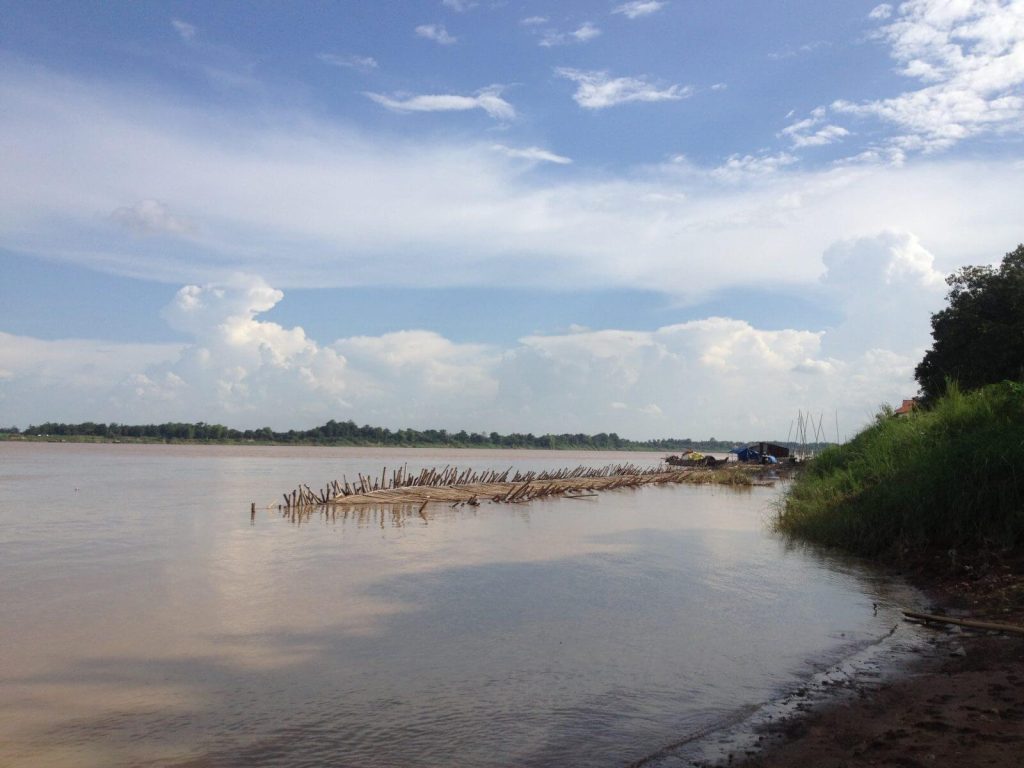 Ponte in bambù, distrutto dalla piena del Mekong