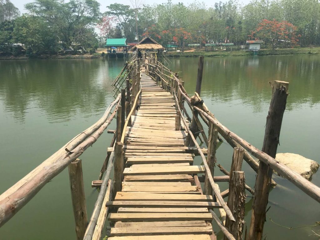 Ponte traballante sul lago