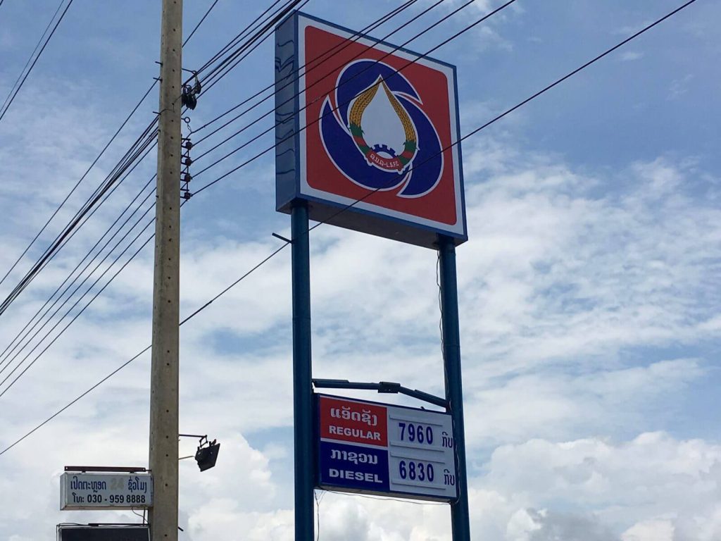 1 litro di benzina a Vientiane costa 7960 LAK = 0,92€, un po’ cara per i canoni asiatici!