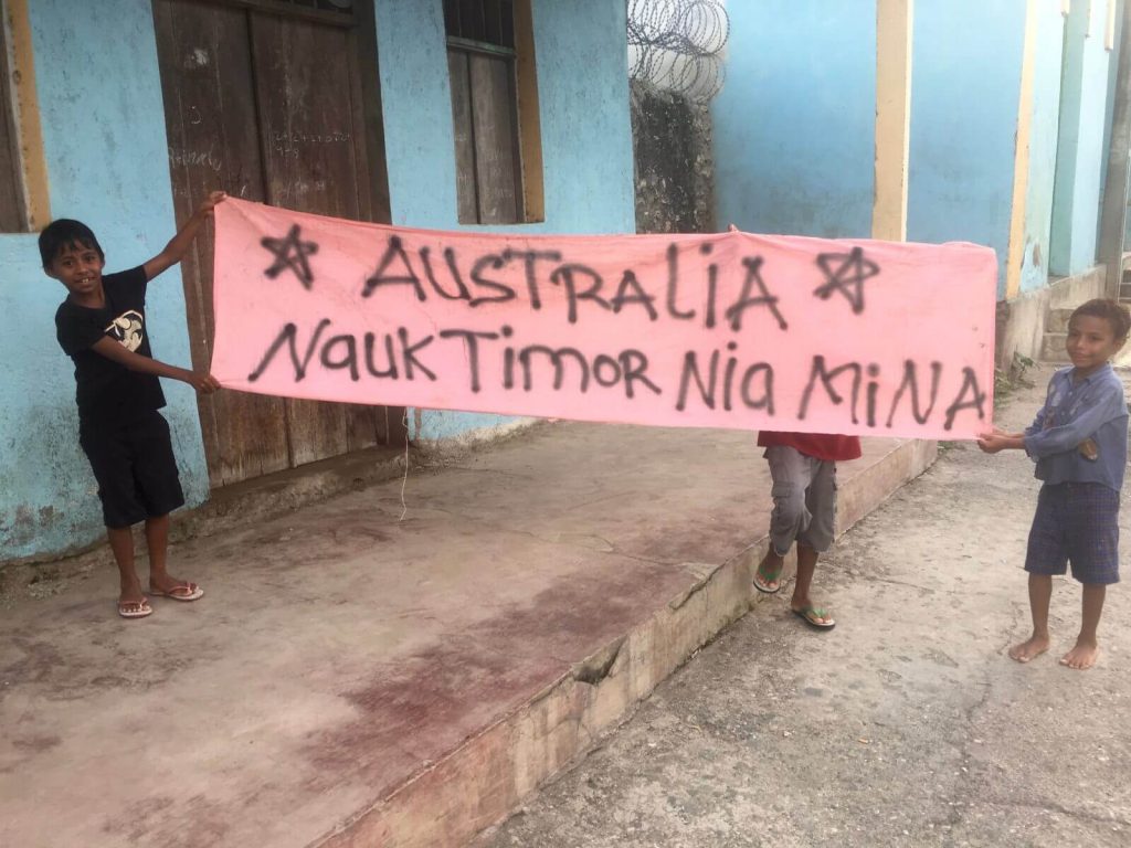 Ragazzi che protestano contro l'Australia