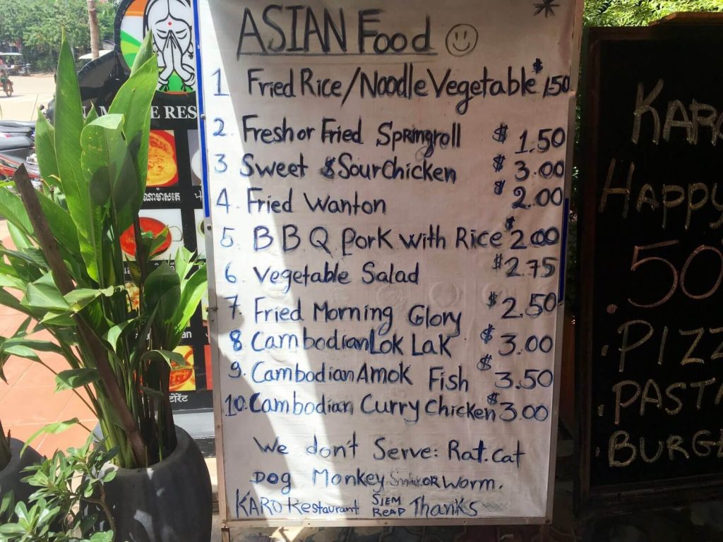 Ristorante di Siem Reap. Il cartello in basso recita: noi non serviamo topo, gatto, cane, scimmia, serpente o verme!