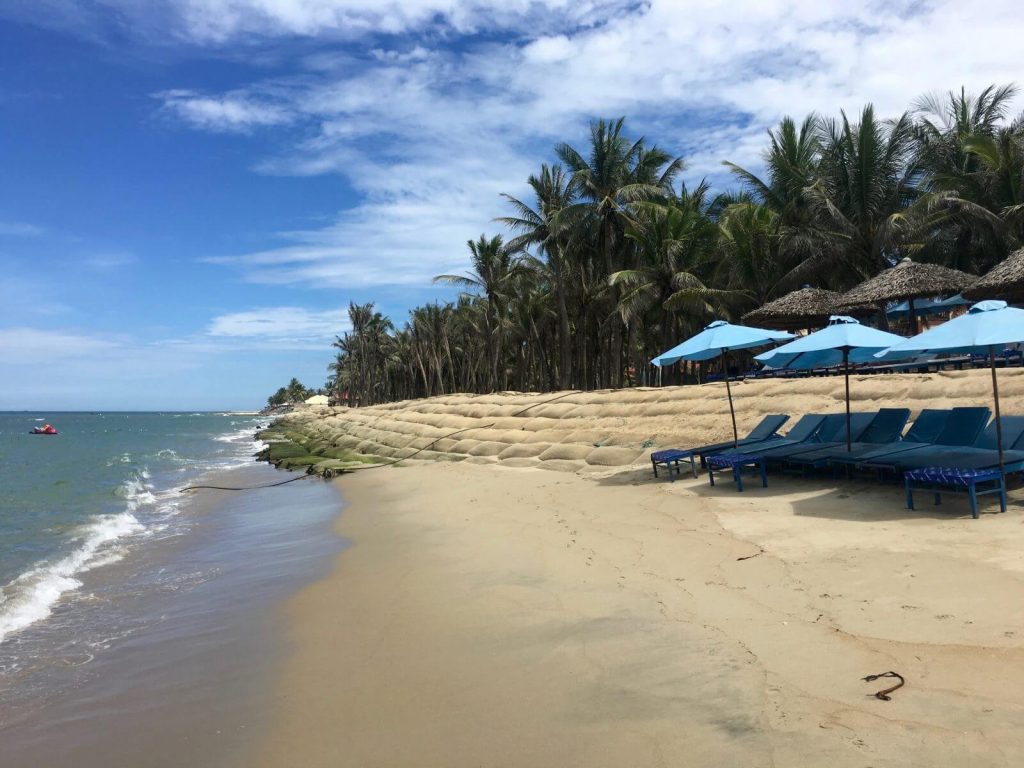 Spiaggia di Cua Dai, facilmente riconoscibile per i sacchi di sabbia