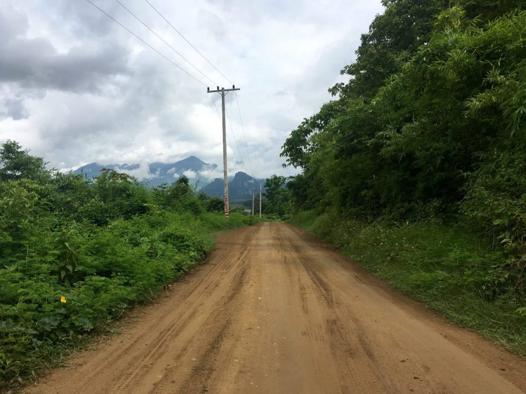 Strada fuori Luang Prabang, in direzione Muang Pak Ou