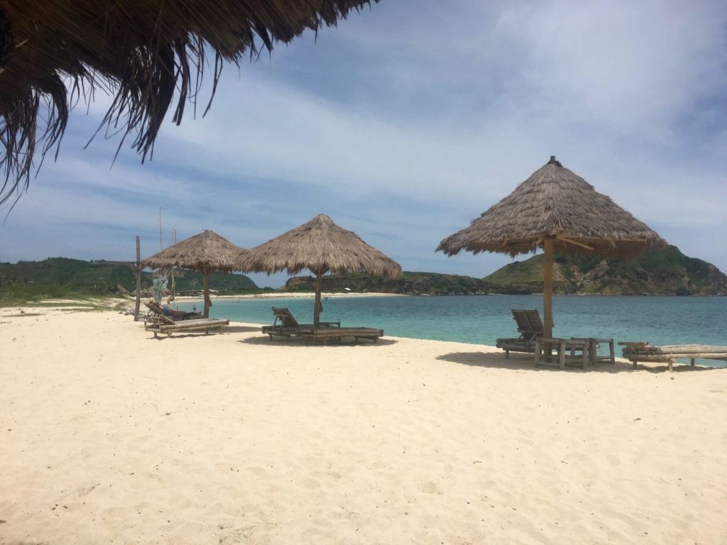 Tanjung Aan Beach, ideale per mangiare e dormire sotto gli ombrelloni