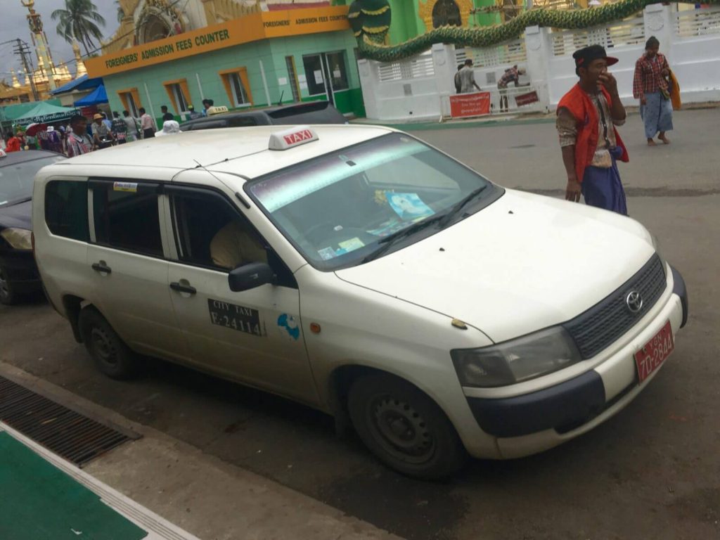 Taxi a Yangon, per chiamarlo basta un semplice cenno della mano