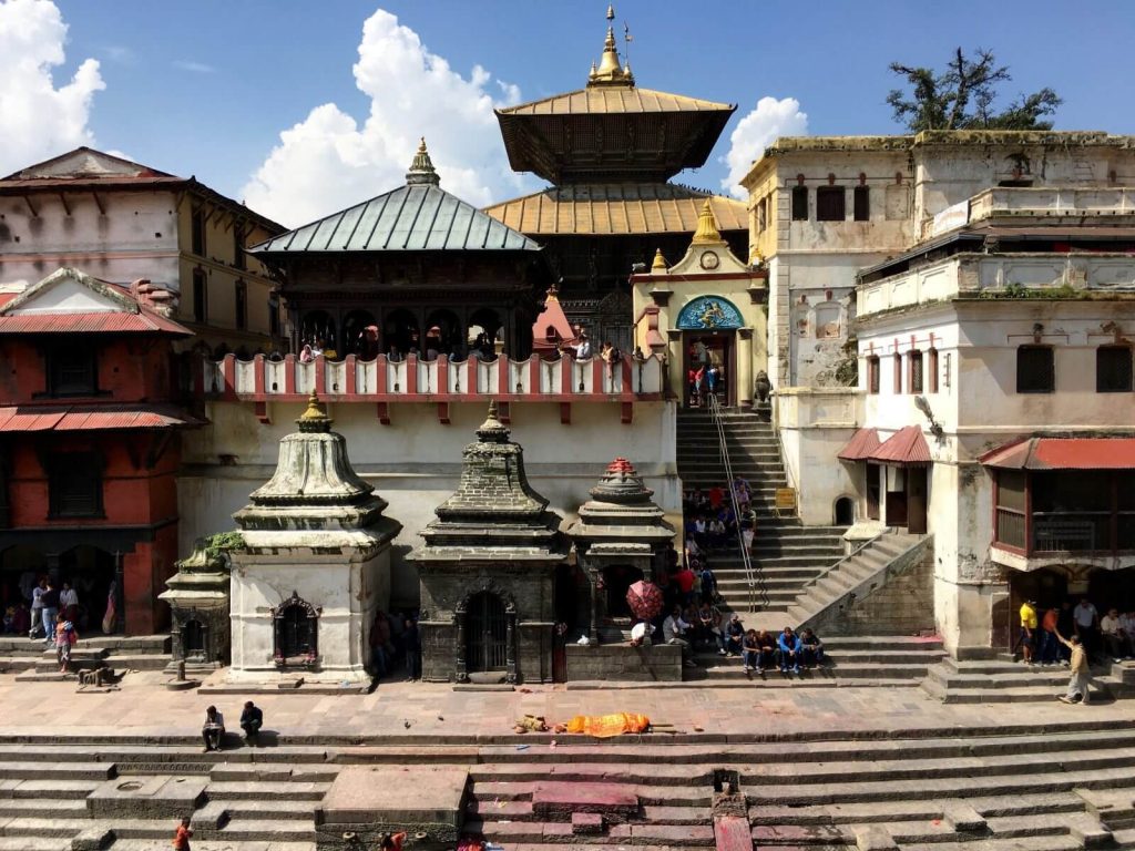 Tempio Pashupatinath, al centro sotto il lenzuolo giallo si trova un cadavere, pronto per la cremazione Tempio Pashupatinath, al centro sotto il lenzuolo giallo si trova un cadavere, pronto per la cremazione