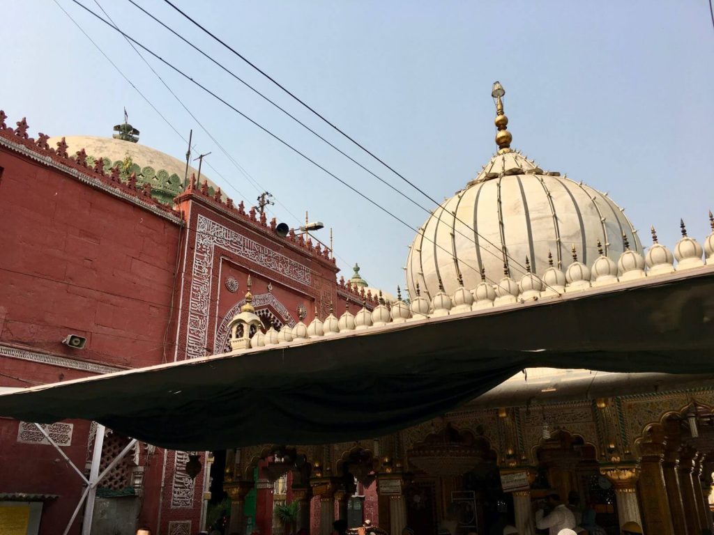 Tempio sufita di Hazrat Nizam-ud-din Dargah, ingresso libero