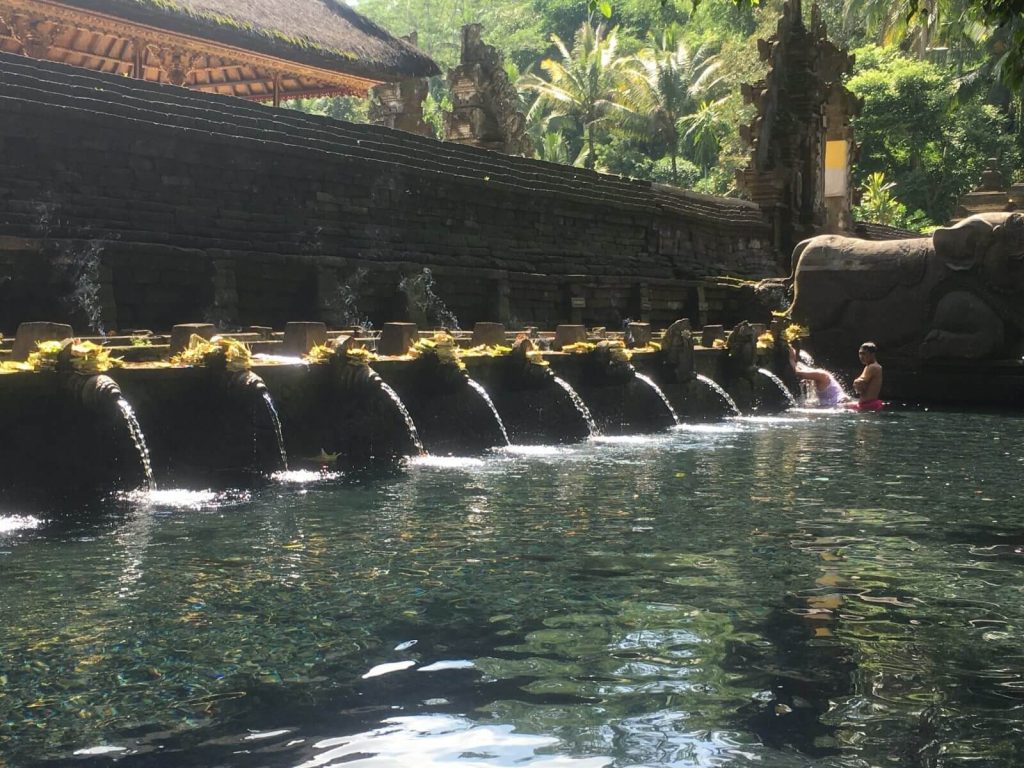 Tirta Empul. Il rituale prevede una preghiera sotto ogni fontana