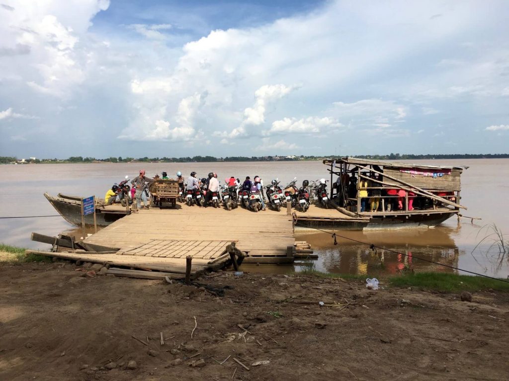 Traghetto a Kompong Cham per l'isola Koh Pean
