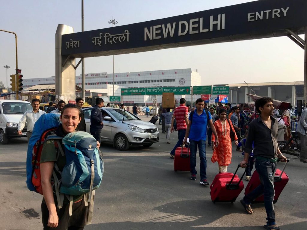 Una capra alla stazione di Delhi