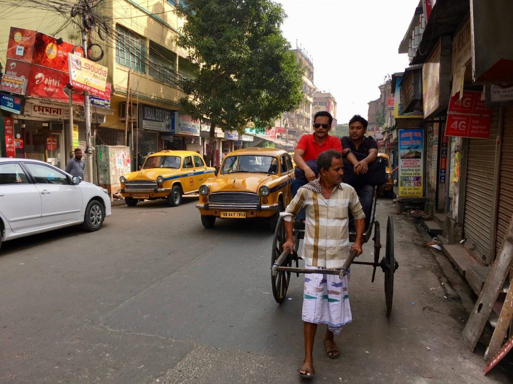 Uomo carretto di Kolkata