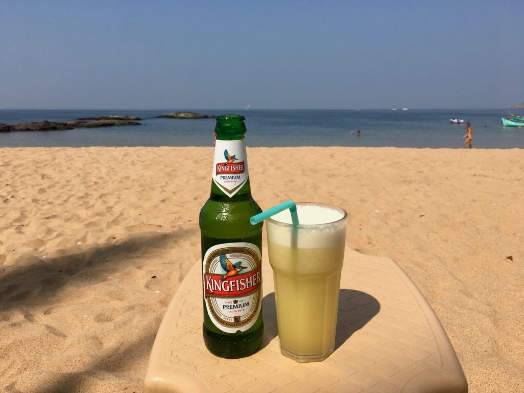 Un ombrellone, due lettini, una birra e un succo di frutta costano 2,50€