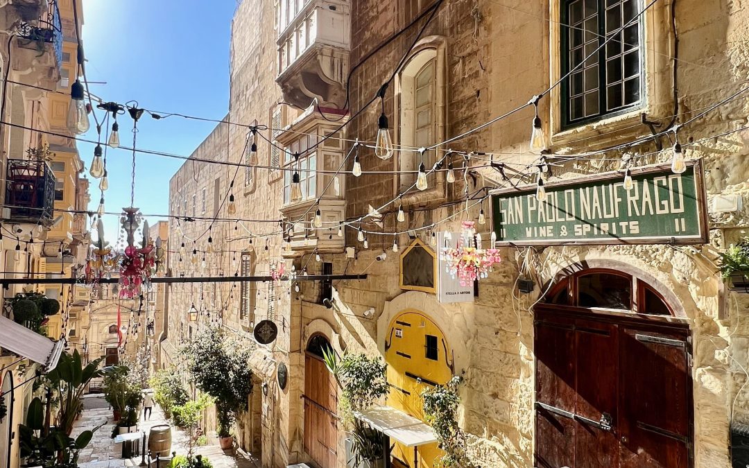 Esplorare Malta: Demografia, Società, Lingua, Gastronomia e Architettura