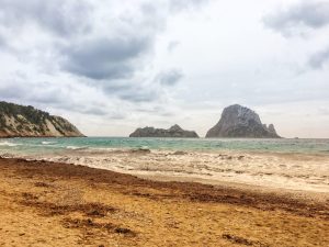 Cala d’Hort con lo sfondo l’isola Es Vedrà Cala d’Hort con lo sfondo l’isola Es Vedrà