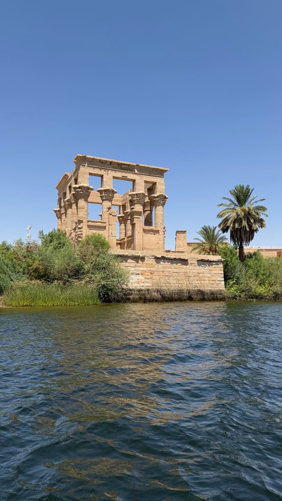 Rovine di File viste dal Nilo